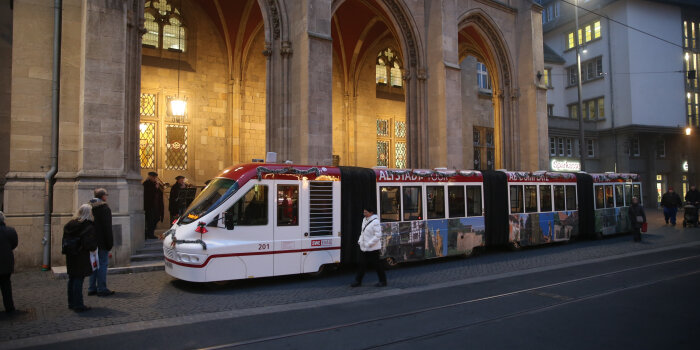 Sonderbus speziell für die Altstadt-Tour in weiß und rot, bedruckt mit Bildern der Stadt Erfurt, steht vor dem Rathaus