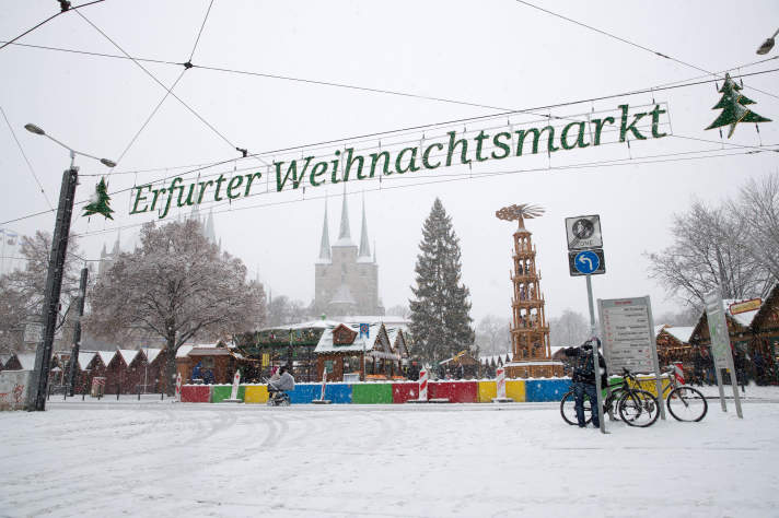 Leuchtbanner mit Schriftzu Erfurter Weihnachtsmarkt