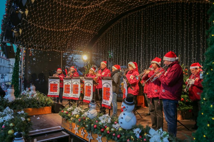 Fanfarenorchester ein Fanfarenorchester auf der Bühne beim Blasen