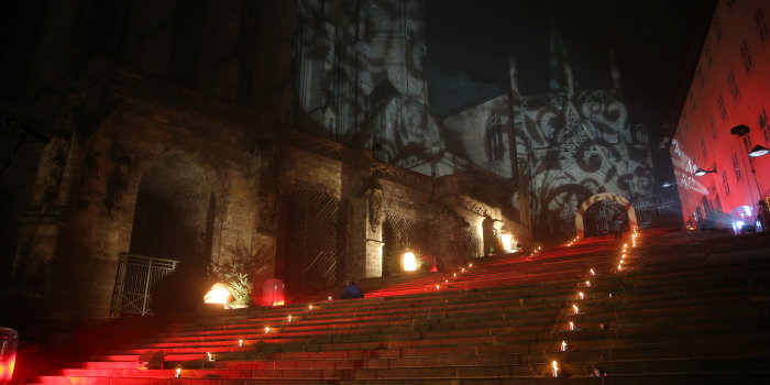 Illuminierte Stufen und Kirchenensemble