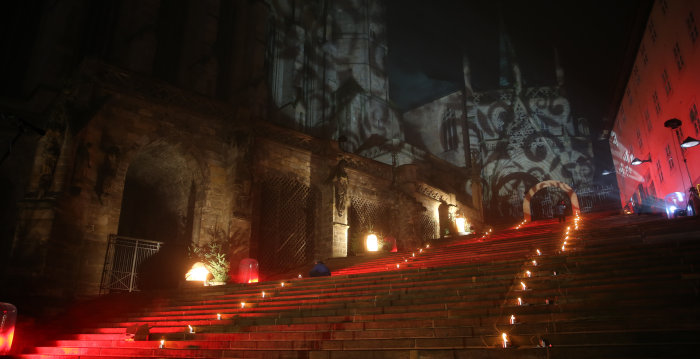 Foto: Spielort Domstufen © Matthias Schmidt Illuminierte Stufen und Kirchenensemble