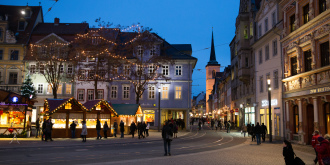 weihnachtliche Stimmung auf dem Fischmarkt mit Verkaufsbuden und Abendbeleuchtung