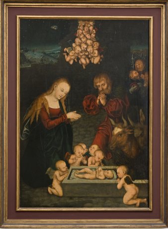 Foto: Lucas Cranach d. Ä.: Die Heilige Nacht. Um 1537, Öl auf Holz, erworben 1913 © Angermuseum Erfurt, Inv.-Nr. MA 72 Im Vordergrund liegt der Knabe in einen von sechs Engeln umgebenen Steintrog gebettet, in dem er gleichsam zu schweben scheint. Links hinter dieser Krippe kniet Maria in jugendlicher Schönheit. Ihr mit einem feinen durchsichtigen Schleier bedecktes Haupt ist in ein magisches Licht getaucht. Andächtig betet sie das Kind an. Die Gestalt Josefs ist etwas weiter in den Hintergrund gerückt; von rechts drängen sich vor ihm Ochs und Esel an die Krippe. In seiner Haltung drückt der bärtige Mann das Erstaunen über das Geschehen aus. In einem fensterartigen Auschnitt eröffnet sich links oben der Blick auf eine hügelige Landschaft mit Schafen und Hirten. Im nächtlichen Himmel schwebt der Engel, der den Hirten das Ereignis verkündigt. Im Hintergrund rechts stehen drei erregt gestikulierende bärtige Männer, es sind wohl die herbeigeeilten Hirten, die dem Kinde huldigen wollen.