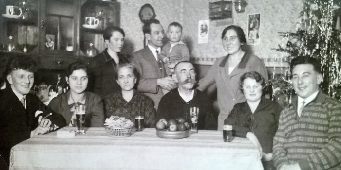 Familienfoto in Schwarz-Weiß