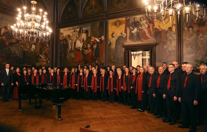 Erfurter Lehrerchor Der Chor in Chorkleidung (rot/schwarz) im Erfurter Rathausfestsaal