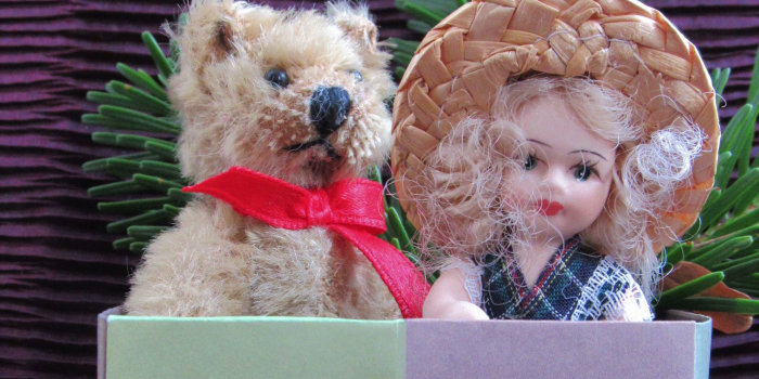 Puppe und Teddy in gebastelter Schachtel.