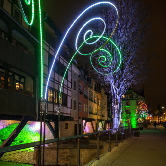 Die bunt illuminierte Rathausbrücke in Erfurt bei Nacht