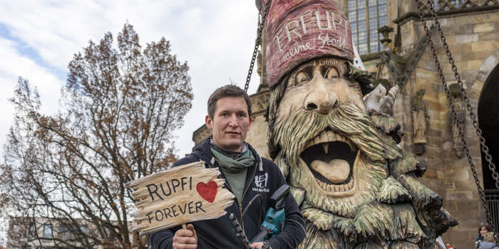 Rupfi 2.0 steht als Wurzelmann im Märchenwald