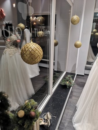 Brautkleider im Schaufenster in Weihnachtsdekoration
