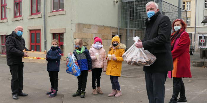 Nikolausgebäck an 13 Erfurter Schulen verschenkt