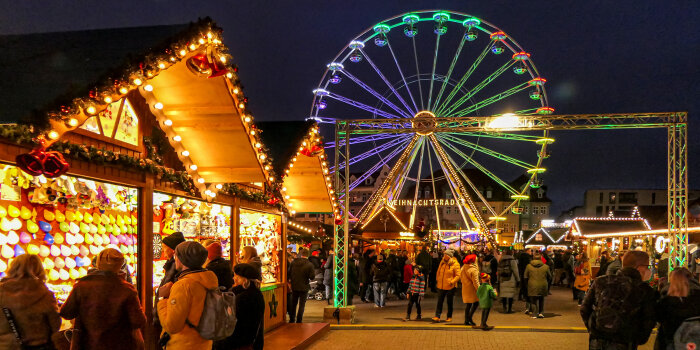 Foto: Eröffnung des 171. Erfurter Weihnachtsmarktes © Stadtverwaltung Erfurt Ein Platz in abendlicher Stimmung mit Weihnachtsbuden und einem Riesenrad.