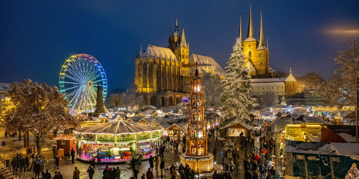 Weihnachtsmarkt auf dem Erfurter Domplatz zur blauen Stunde