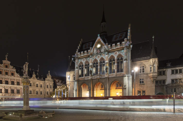das Erfurter Rathaus, ein neogotisches Gebäude, wird wie ein Pfefferkuchenhaus angestrahlt