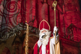 der Heilige Nikolaus mit seinem Zepter vorm Erfurter Dom
