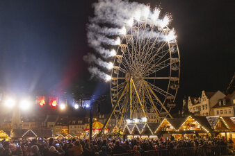 Riesenrad auf dem Erfurter Weihnachtsmarkt mit Feuerfontänen