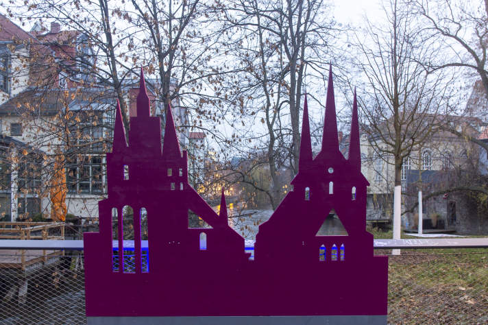 die geschnitzte Silhouette des Erfurter Doms auf der Erfurter Rathausbrücke