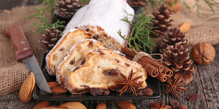 Foto: Stollen, Schittchen © Margouillat/123rf.com aufgeschnittener Kuchen mit Nüssen und Tannenzapfen dekoriert