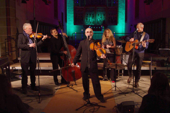 Foto: The String Company (2017) © Takramah 5 Musiker mit verschiedenen Instrumenten in einer Kirche