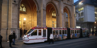 Foto: Altstadt-Express © Matthias F. Schmidt Sonderbahn in weiß und rot, bedruckt mit Bildern der Stadt Erfurt, steht vor dem Rathaus