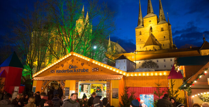 Illuminated stall with the St. Mary's Cathedral and the Church of St. Severus in the background.