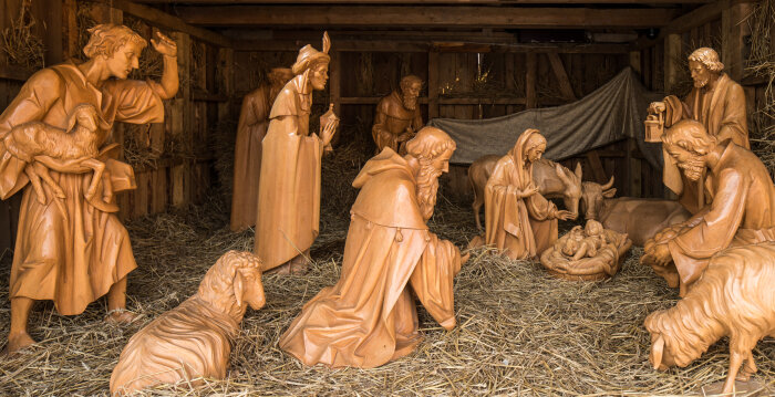 Holzfiguren stellen die Geburt Jesu Christi in Bethlehmen dar.