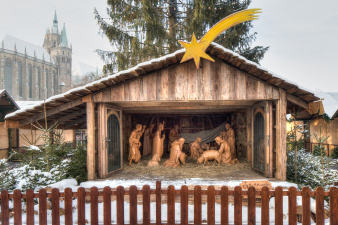 Holzfiguren stellen die Geburt Jesu Christi in Bethlehem dar. 