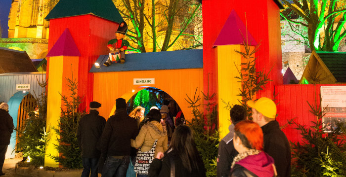 Besucher strömen zum Märchenwald, der mit orange-roter Pforte und zwei kleinen Türmen einlädt. 