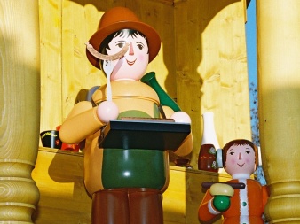 shaped, painted wooden figure with vendor´s tray and a bratwurst