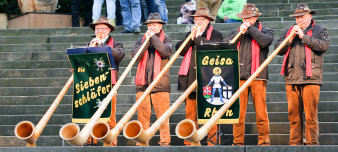 fünf Alphornbläser mit ihren Instrumenten