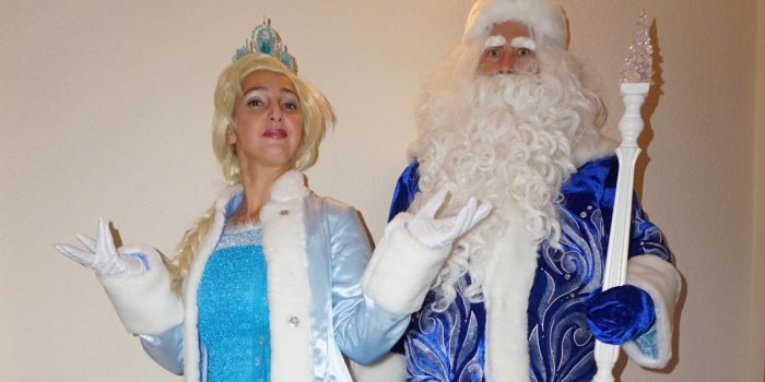 Väterchen Frost, Eiskönigin Frau und Mann in blau-weißen Kostümen