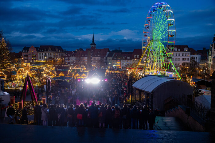 ein Chor singt vor großer Menschenmenger auf dem Erfurter Weihnachtsmarkt