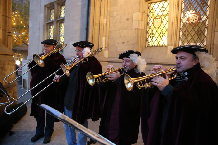 zwei Trompeten und zwei Posaunen, gespielt von vier Männern im festlichen Kostüm