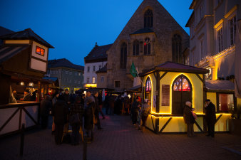 Picture: Wenigemarkt © Matthias F. Schmidt Besucher schauen sich in abendlicher Stimmung die Verkaufsbuden im Mittelalterstil an.