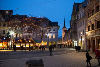 Foto: Fischmarkt Weihnachten © Matthias F. Schmidt weihnachtliche Stimmung auf dem Fischmarkt mit Verkaufsbuden und Abendbeleuchtung
