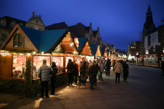 kleiner Weihnachtsmarkt auf dem Angerplatz in abendlicher Stimmung