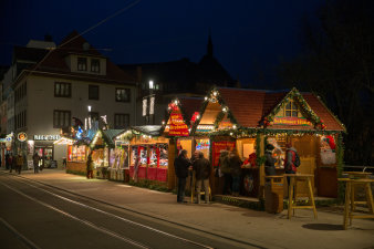 Christmassy evening mood with stalls on the Schlösserbrücke