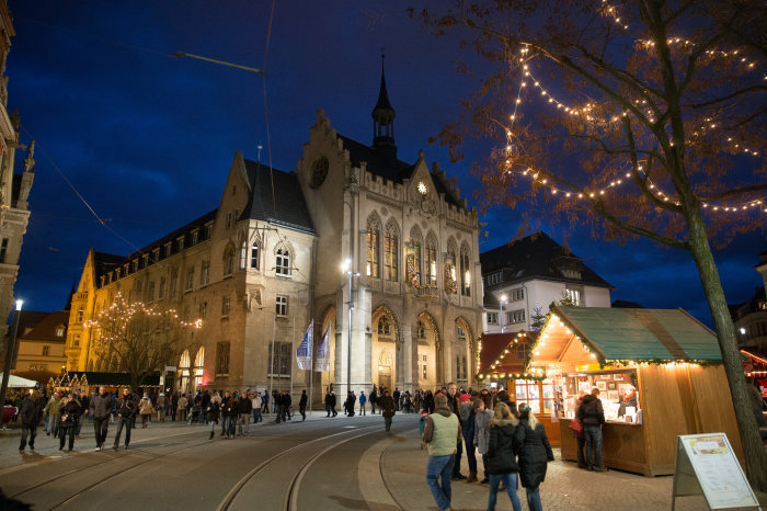 Das Erfurter Rathaus auf dem Fischmarkt ist am Abend in weihnachtliche Stimmung getaucht.
